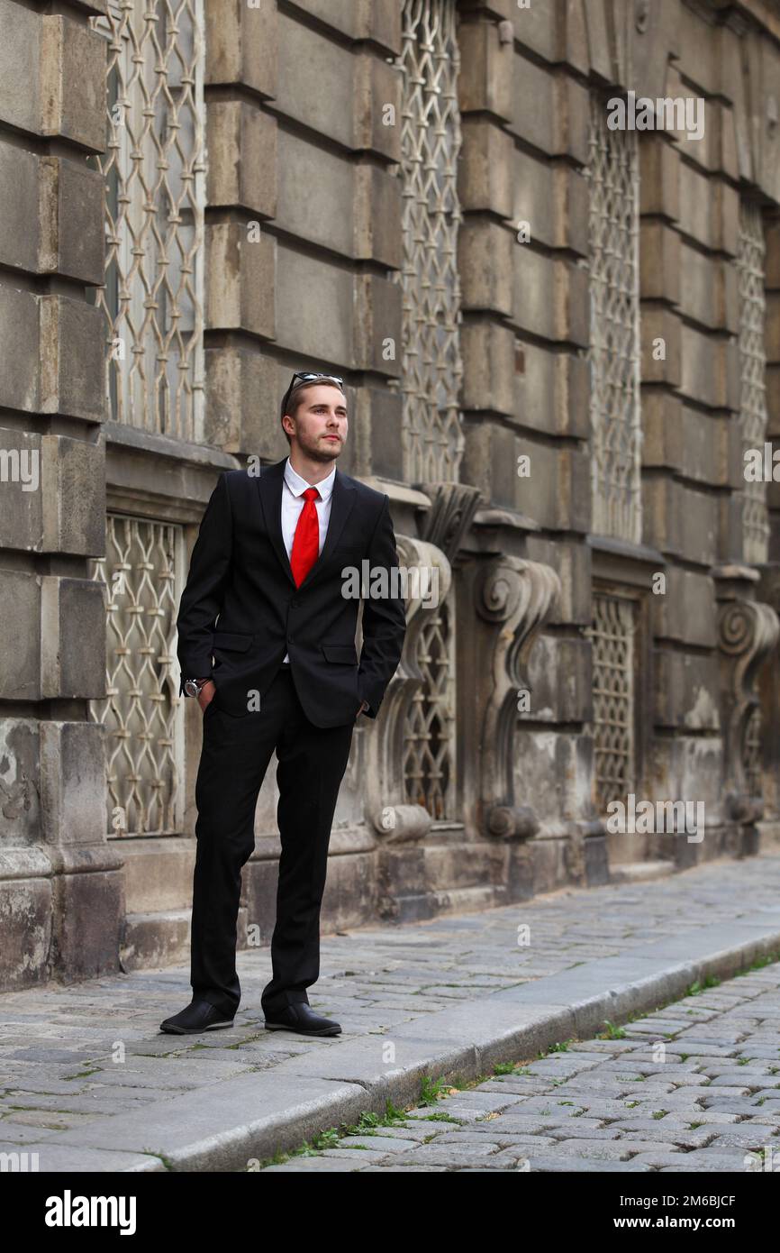 Traje negro corbata roja fotografías e imágenes de alta resolución - Alamy