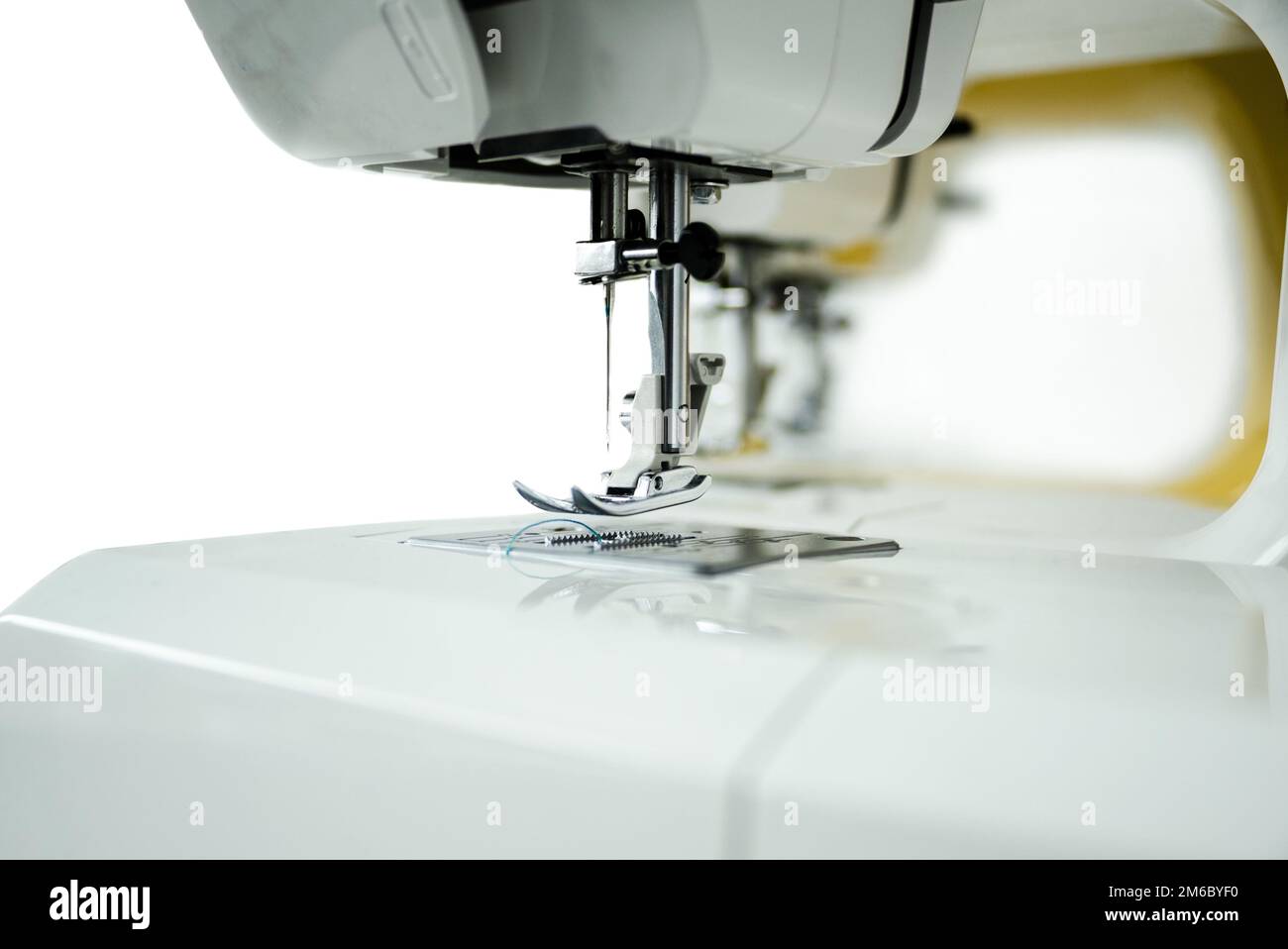 Máquina para coser ropa y bordar. diseño plano aislado en un fondo blanco.  vector.