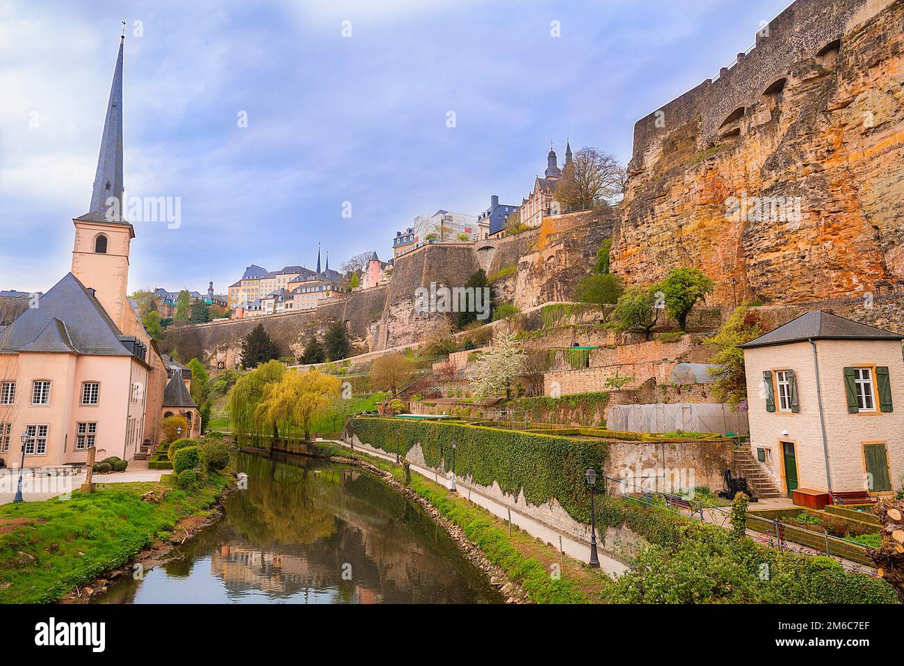 Ruinas medievales en un valle fluvial en Luxemburgo Foto de stock
