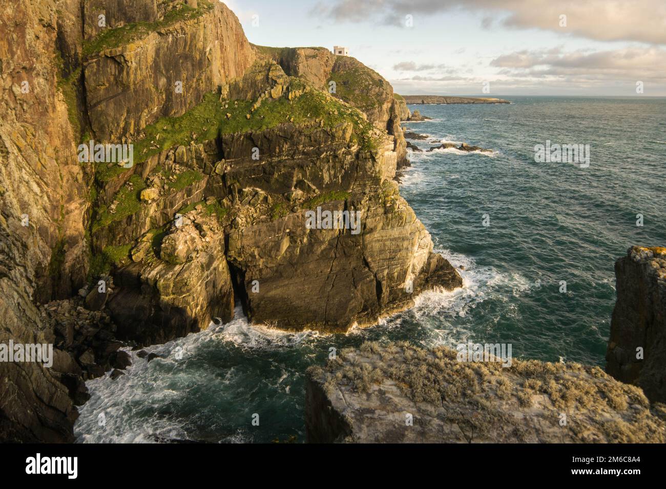 Acantilados impresionantes costas del norte de Gales. Foto de stock