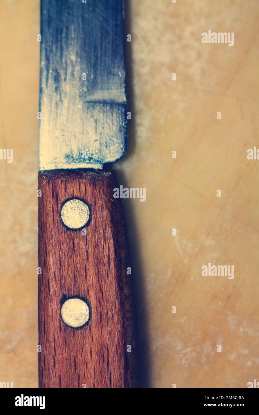 El cuchillo de cocina se encuentra en la tabla de cortar. Foto de stock