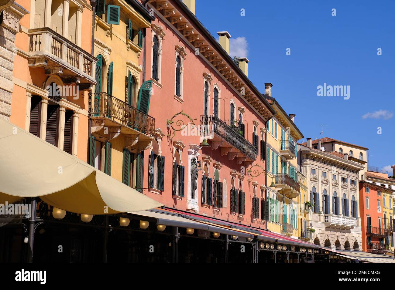 Verona: Edificios coloridos y restaurantes en Piazza Bra, Verona, Veneto, Italia Foto de stock