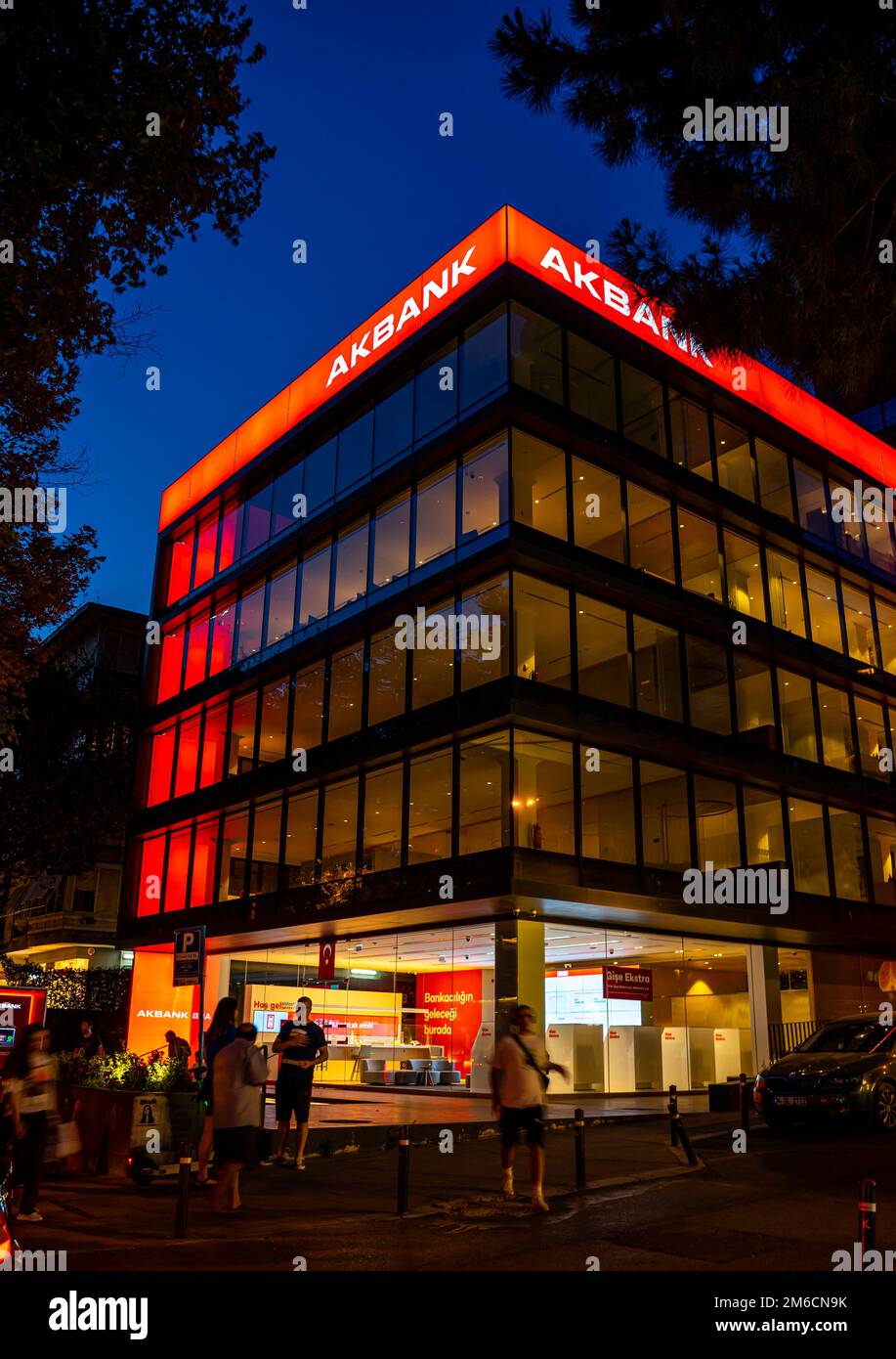 Edificio de oficinas AkBank iluminado por la noche. Bancos en kadikoy, Estambul, Turquía Foto de stock