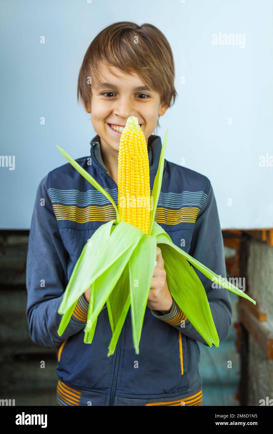 Niño comiendo maíz fotografías e imágenes de alta resolución - Alamy