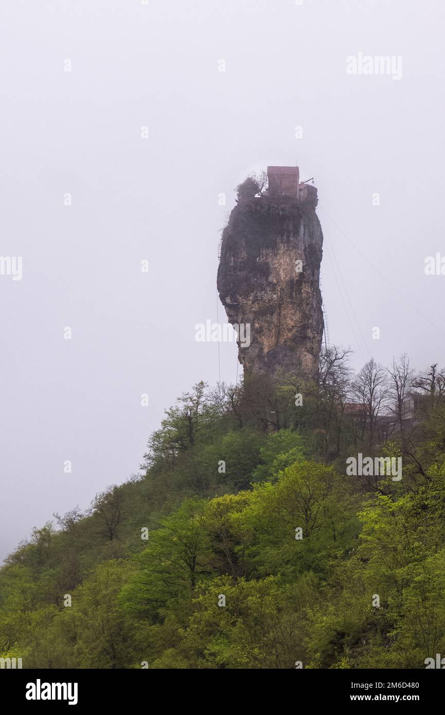 Katskhi Columna Famoso monasterio en pilar de piedra caliza Foto de stock