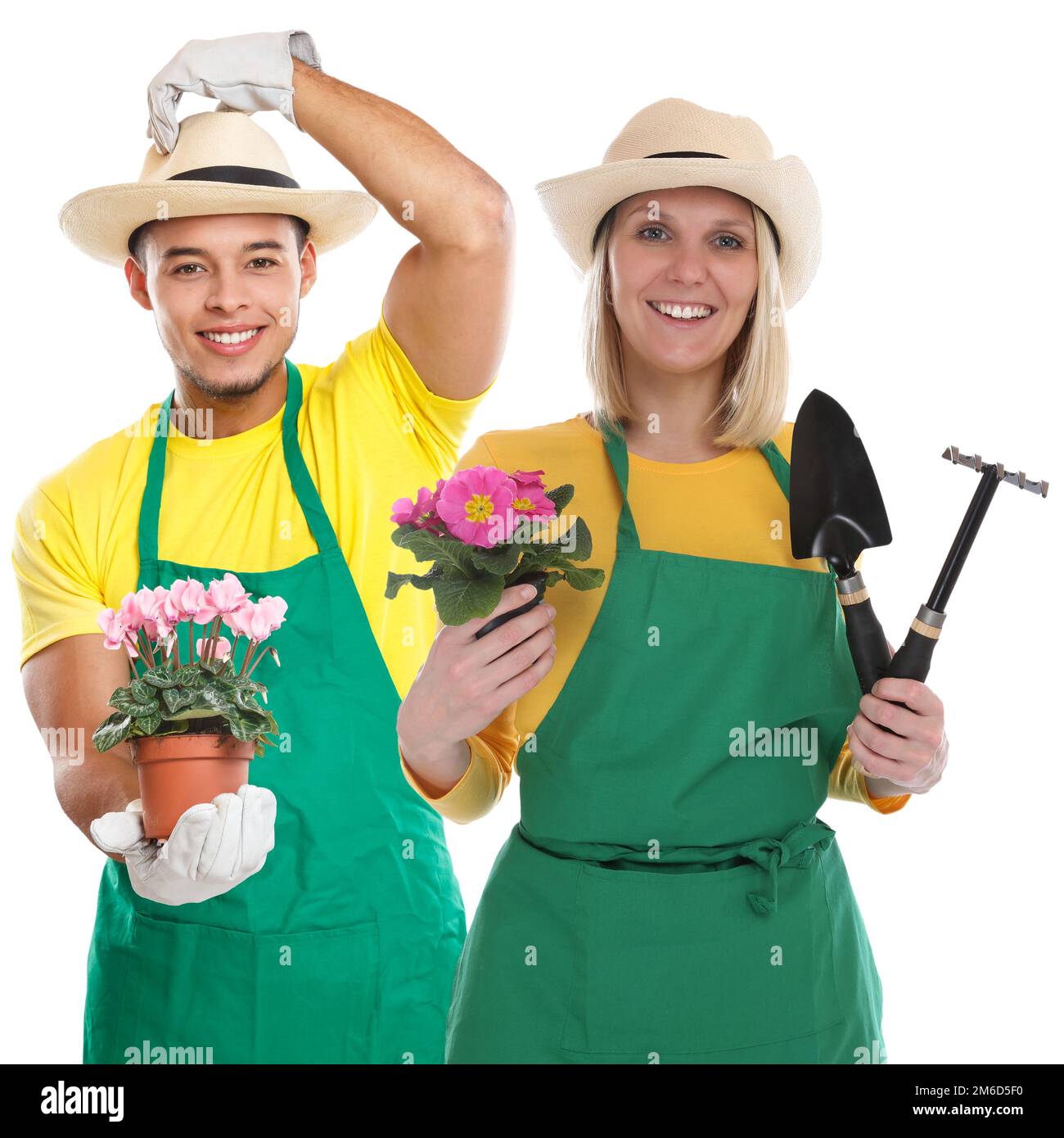 Jardinero sonriente sosteniendo cortasetos de gasolina al aire