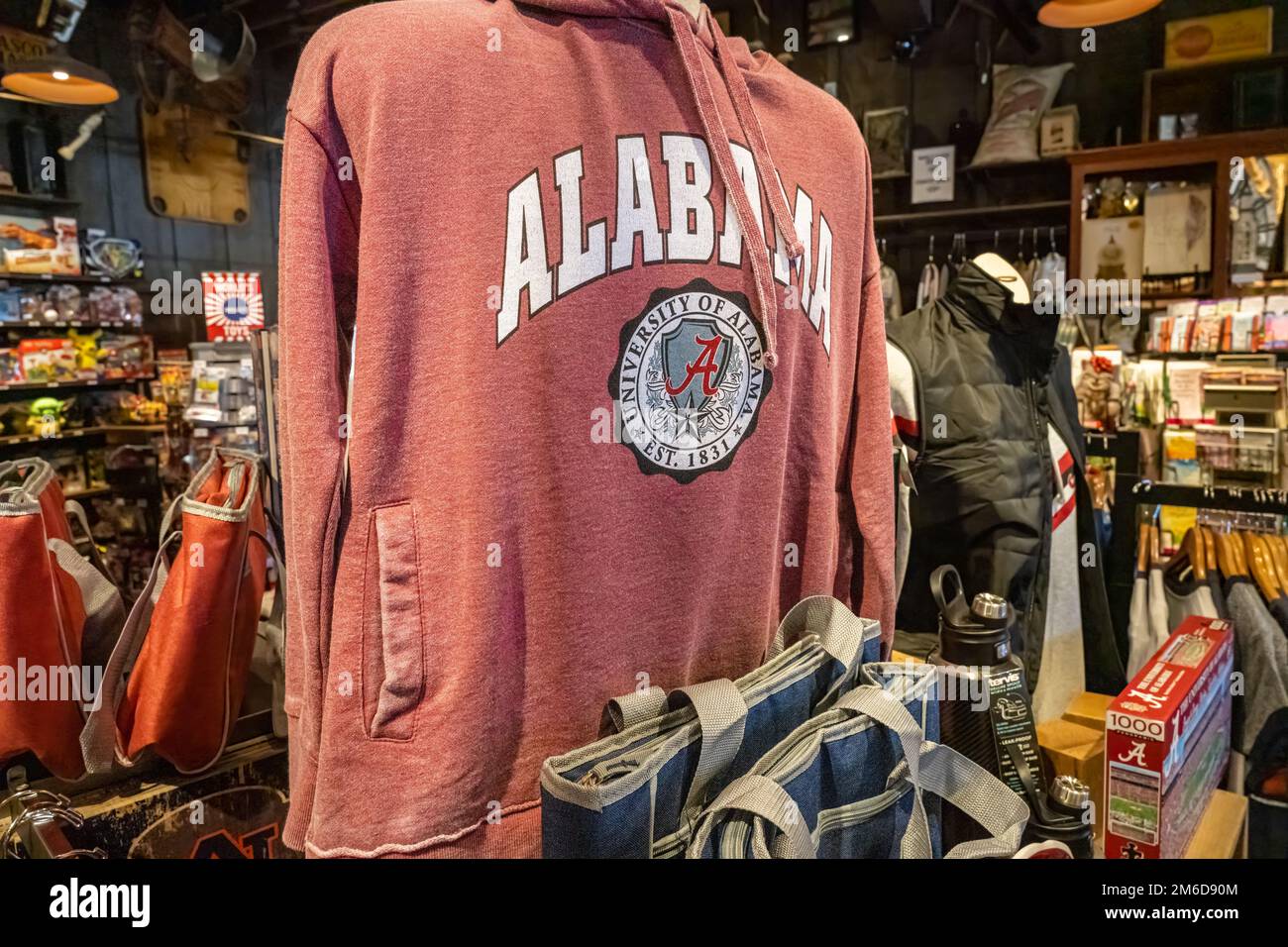 Mercancía de la Universidad de Alabama en la tienda Cracker Barrel Old Country en Jasper, Alabama. (EE.UU.) Foto de stock