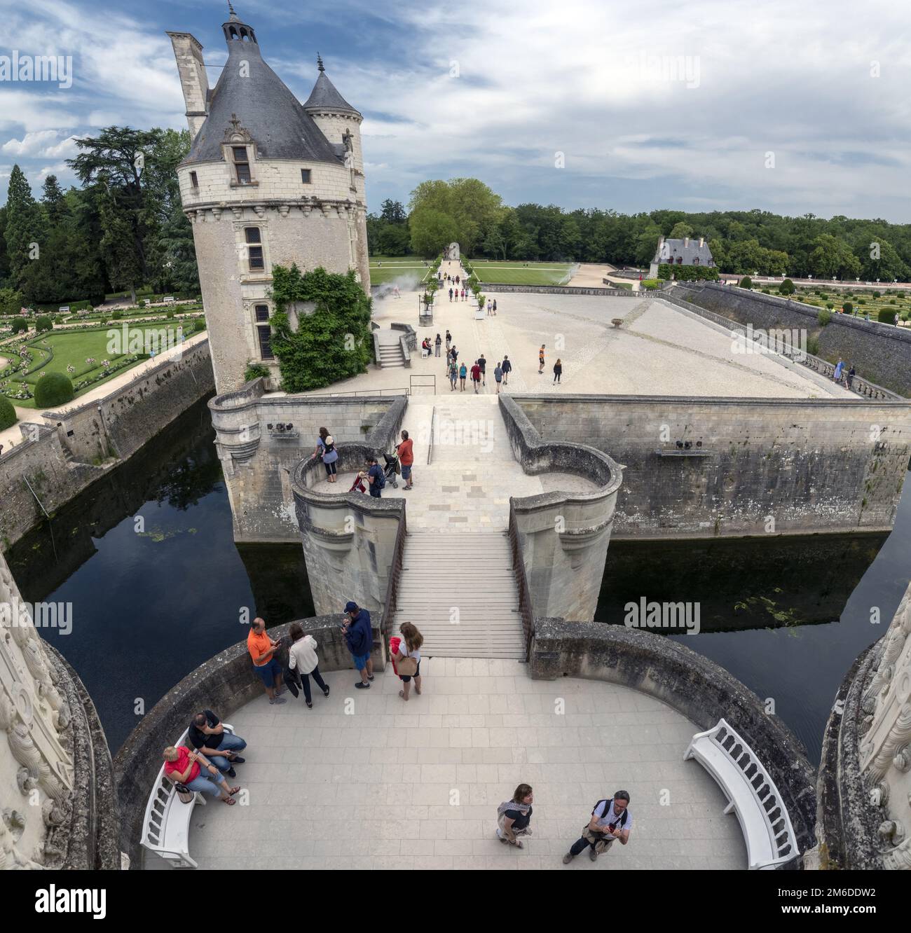 Francia La entrada del famoso castillo de Chenonceau en el valle del Loira y los jardines de itâ€ ™ Foto de stock