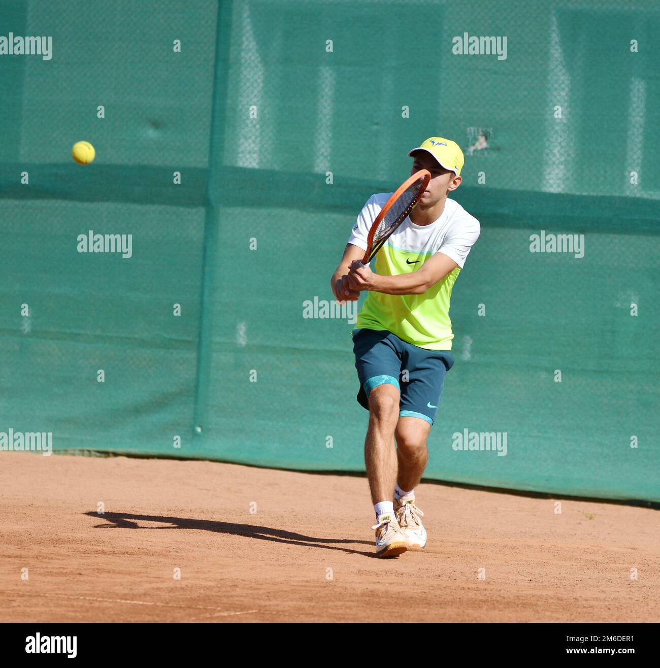 Niño jugando al fútbol. Sesión de entrenamiento de fútbol para niños. Los  muchachos es el entrenamiento con pelota y bolardos sobre el césped  Fotografía de stock - Alamy