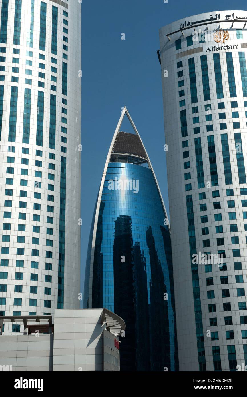 Moderno edificio de gran altura en Doha Foto de stock