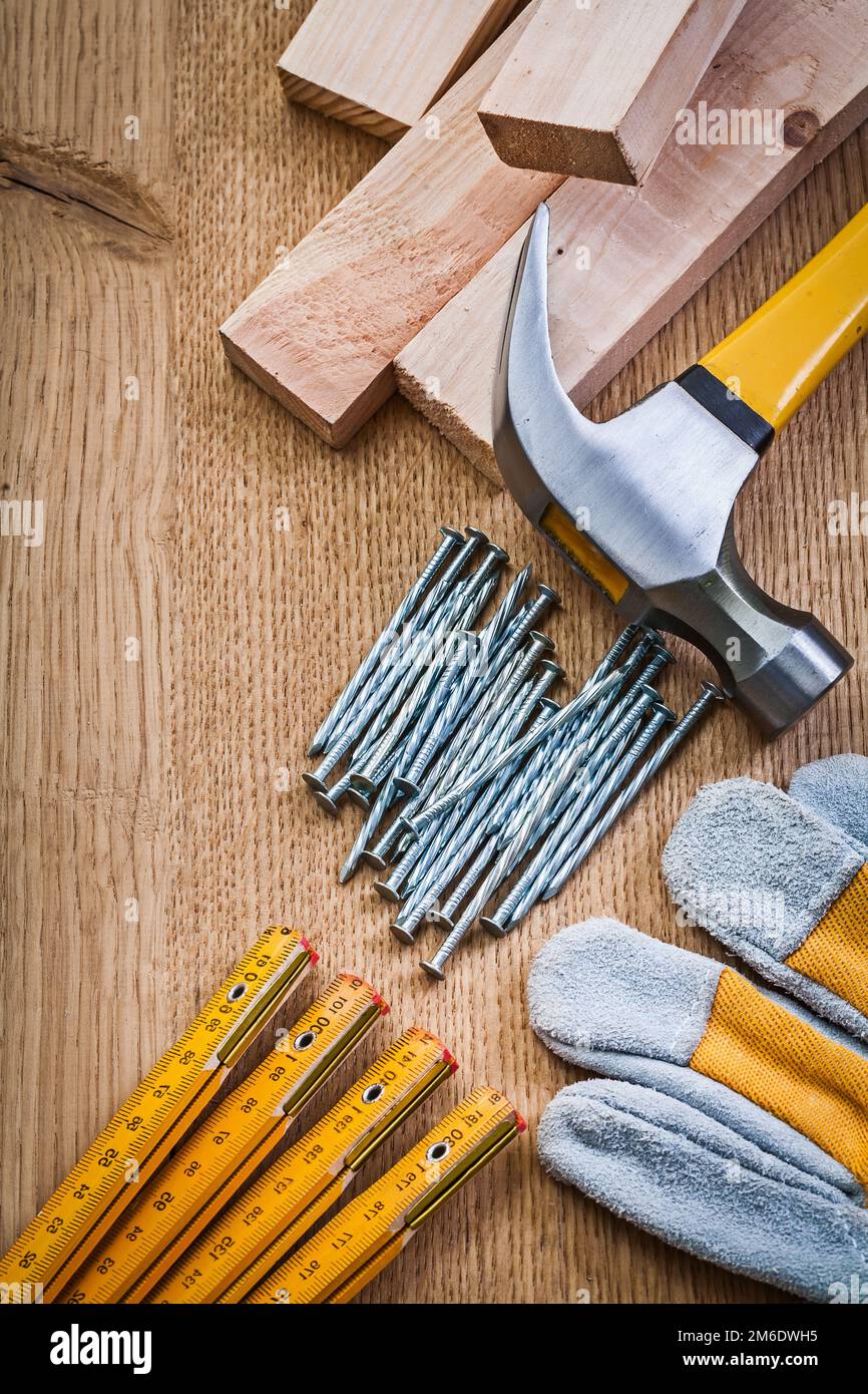Composición de herramientas de carpintería sobre tablas de madera.