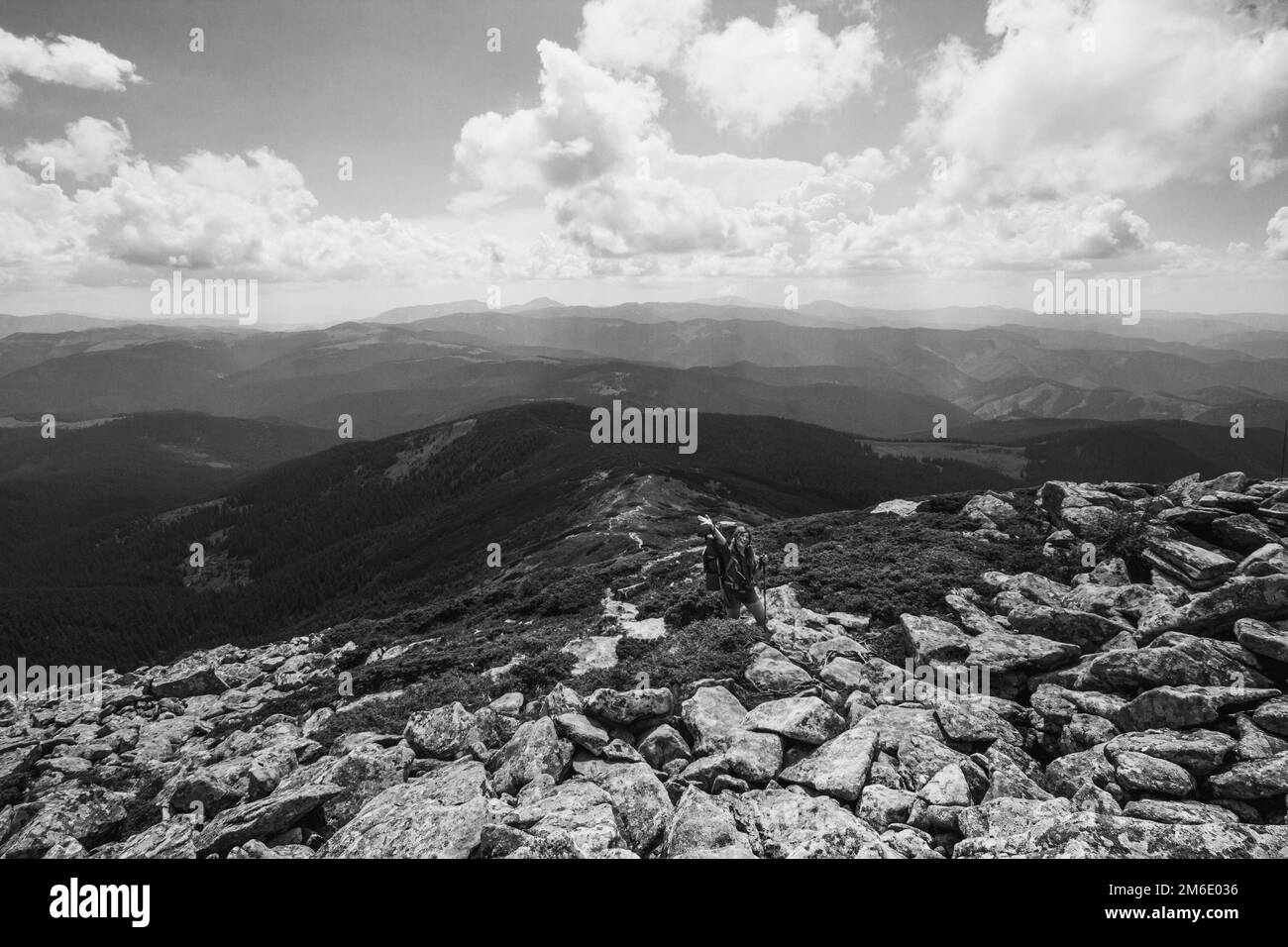 Turista en la cresta de la montaña monocromo paisaje foto Foto de stock