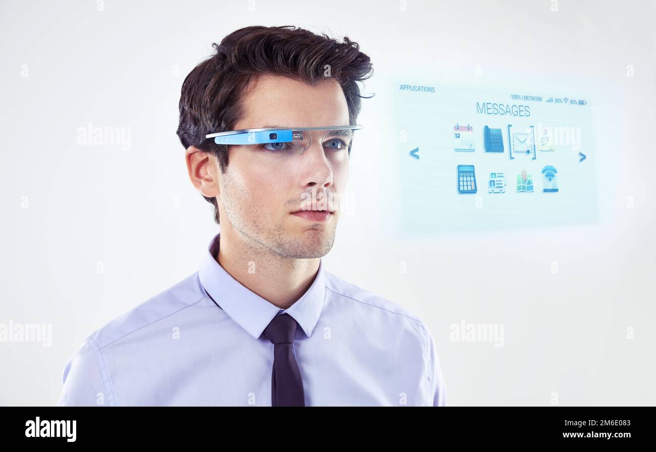 Gafas inteligentes. hombre de negocios en camisa blanca con gafas  inteligentes con información digital en la interfaz de alta tecnología de  pantalla virtual. tecnología futurista y concepto de realidad aumentada.