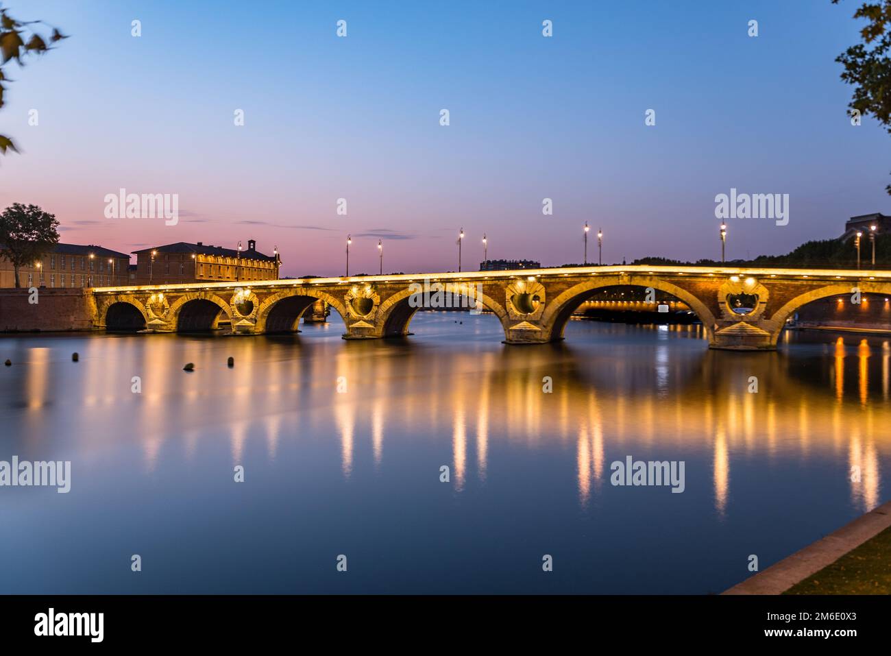 Atardecer en el río Garona y sus puentes en Toulouse en Haute-Garonne, Occitania, Francia. Foto de stock