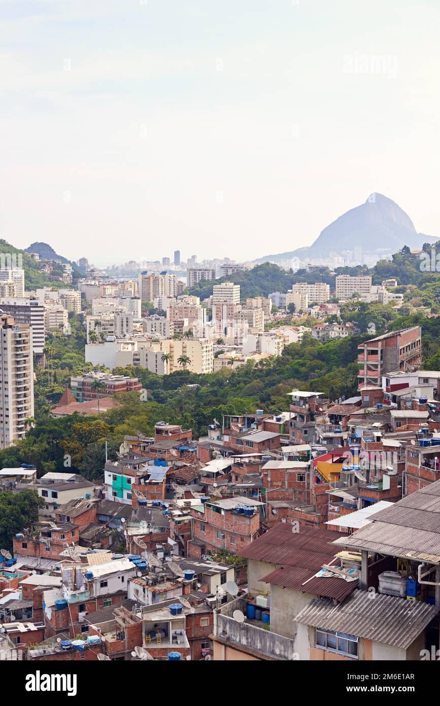 Asentamientos informales urbanos. Barrios marginales en una ladera de la montaña en Río de Janeiro, Brasil. Foto de stock