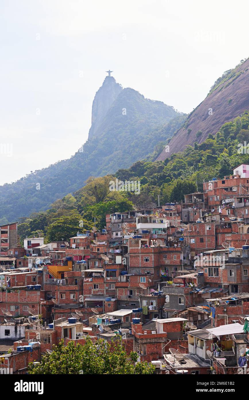 Residentes de Río en la ladera de la montaña. Barrios marginales en una ladera de la montaña en Río de Janeiro, Brasil. Foto de stock