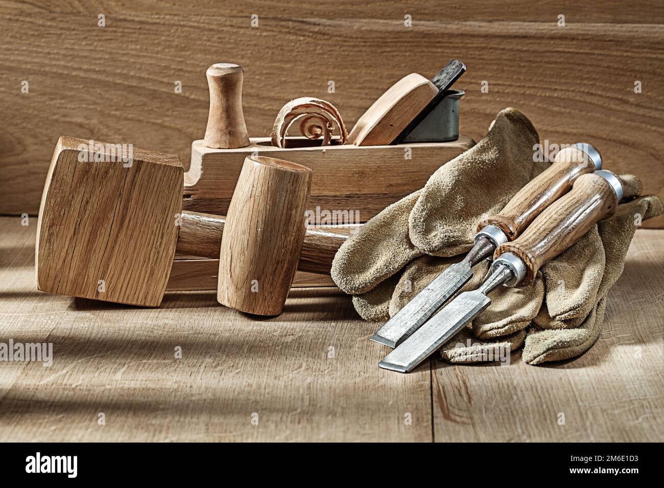 Composición de herramientas de carpintería sobre tablas de madera.