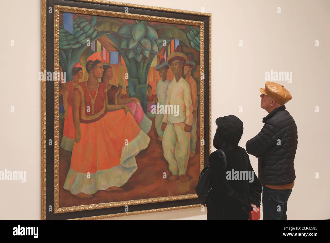 San Francisco, EE.UU. 3rd de enero de 2023. La gente ve una obra de arte de Diego  Rivera durante una exposición llamada 'Diego Rivera's America' en el Museo  de Arte Moderno de