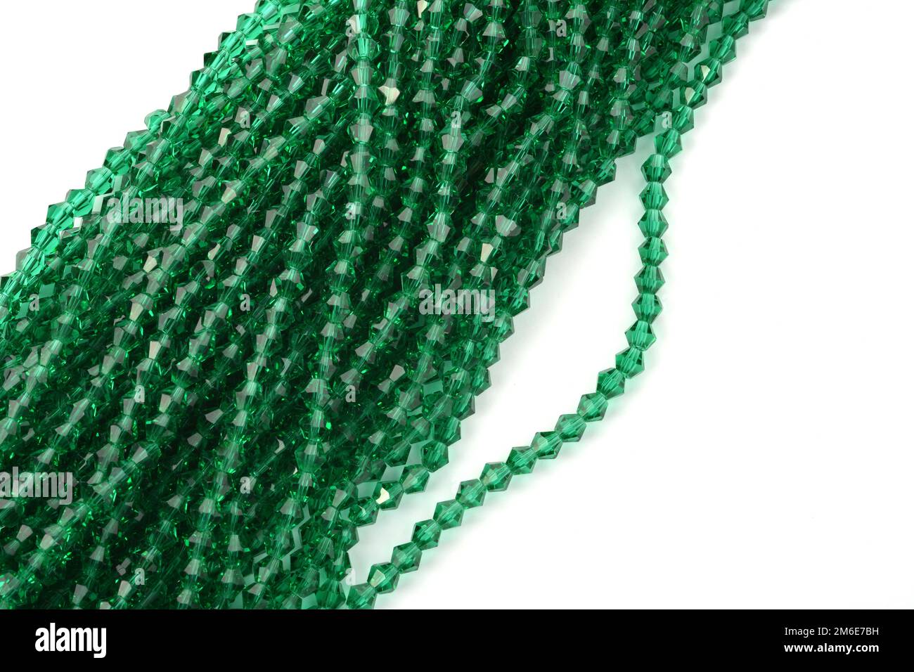 Hermoso cristal verde claro Sparkle Crystal Isoalted Beads sobre fondo blanco. Uso para diy rebordeado j Foto de stock