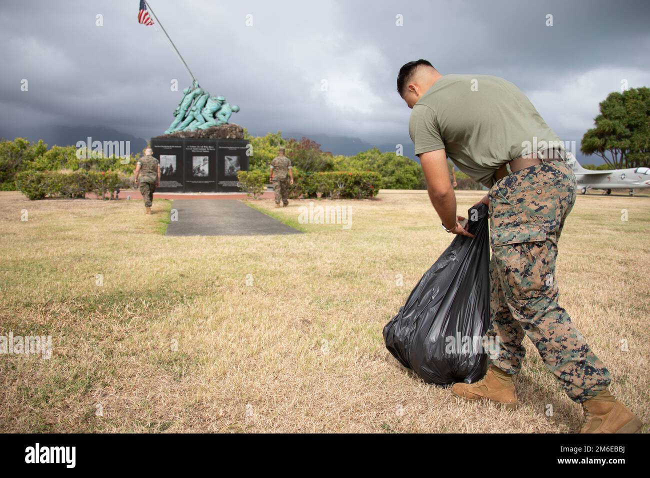 EE.UU Brando Benigno recoge basura durante la Operación “Malama Ka Aina” en  la Base del Cuerpo de Infantería de Marina de Hawái, 26 de abril de 2022.  La Operación “Malama Ka Aina”