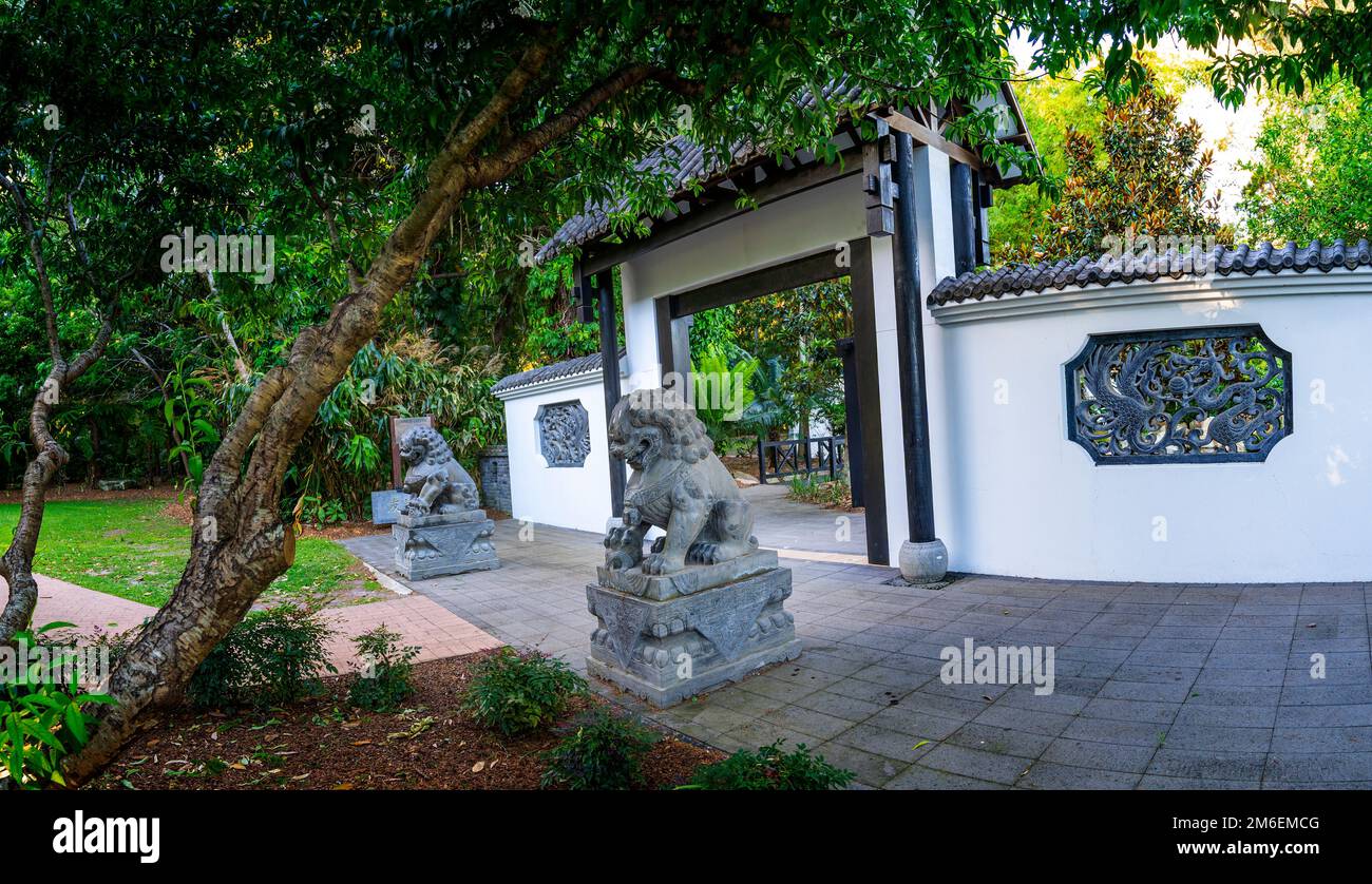 Leones guardianes chinos en la entrada del Jardín Chino de Hervey Bay, el Jardín Botánico de Hervey Bay, Urangan Hervey Bay Queensland Australia Foto de stock