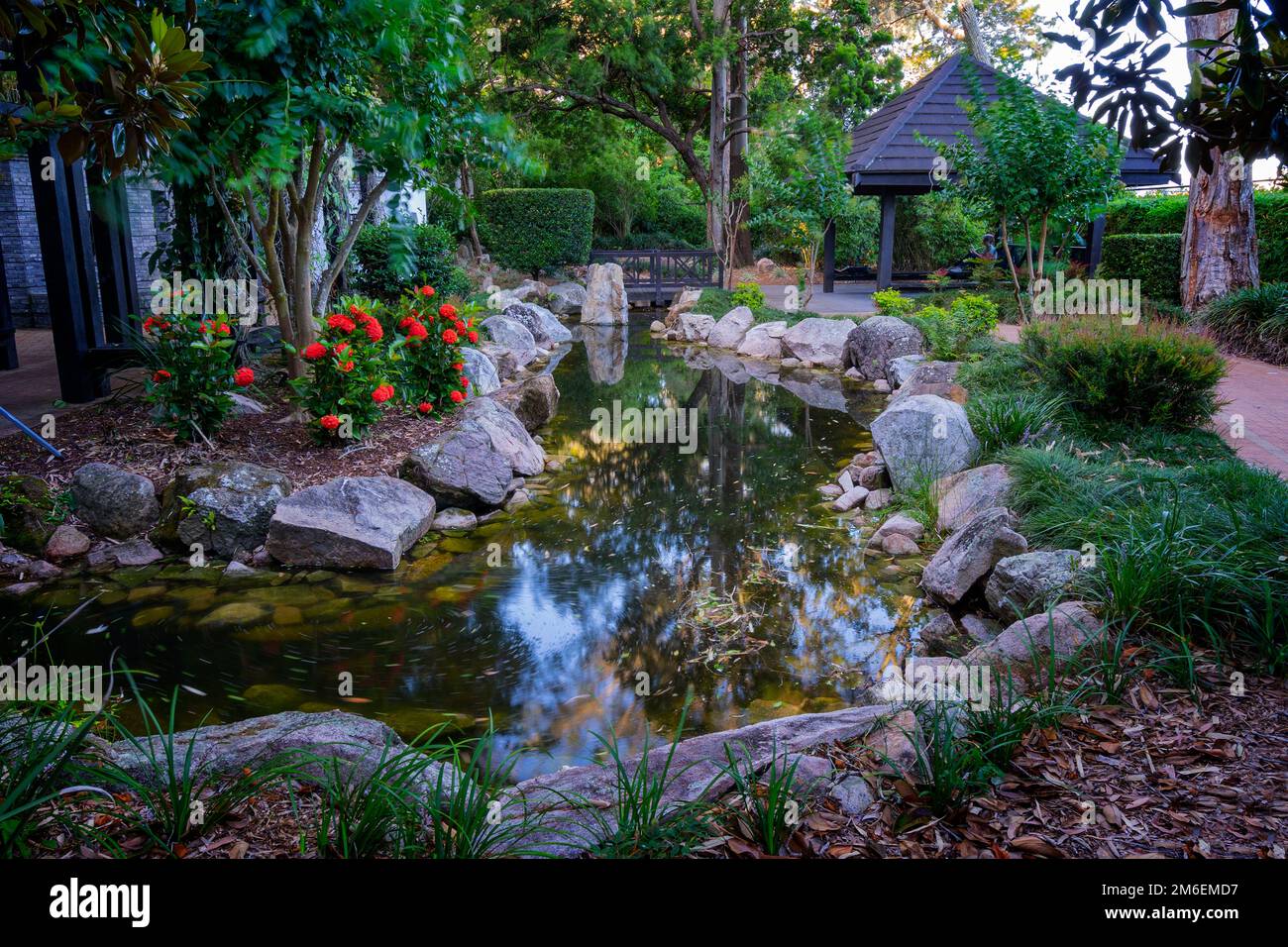Fuente de agua de inspiración china jardín formal, puerta de la luna y jardín zen. Hervey Bay Botanic Gardens, Urangan Hervey Bay Queensland Australia Foto de stock