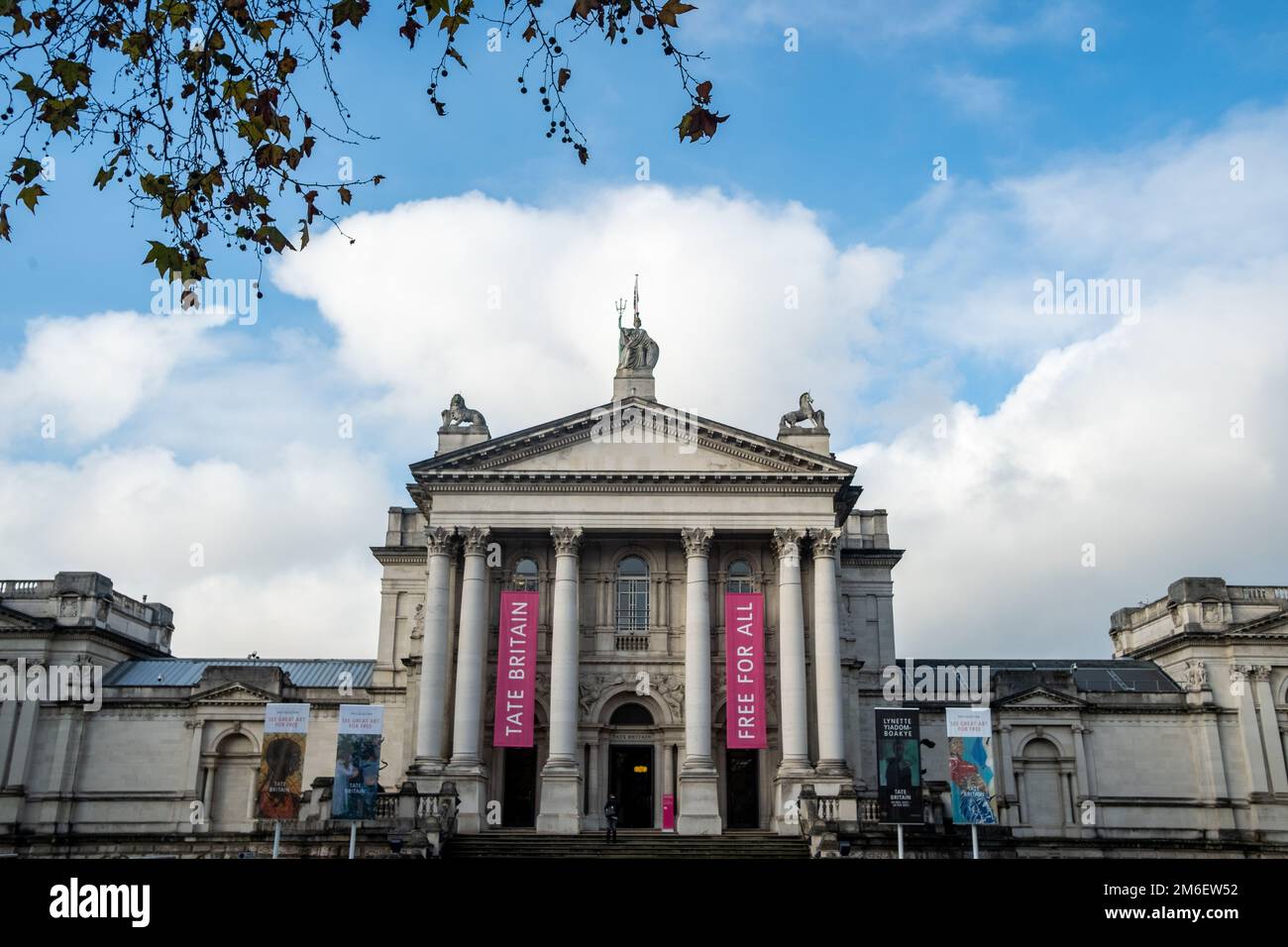 Londres- Noviembre 2022: Exterior del museo Tate Britain en Millbank, Londres. Prominente museo que alberga el arte británico Foto de stock