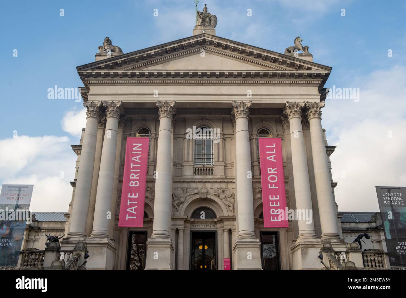 Londres- Noviembre 2022: Exterior del museo Tate Britain en Millbank, Londres. Prominente museo que alberga el arte británico Foto de stock