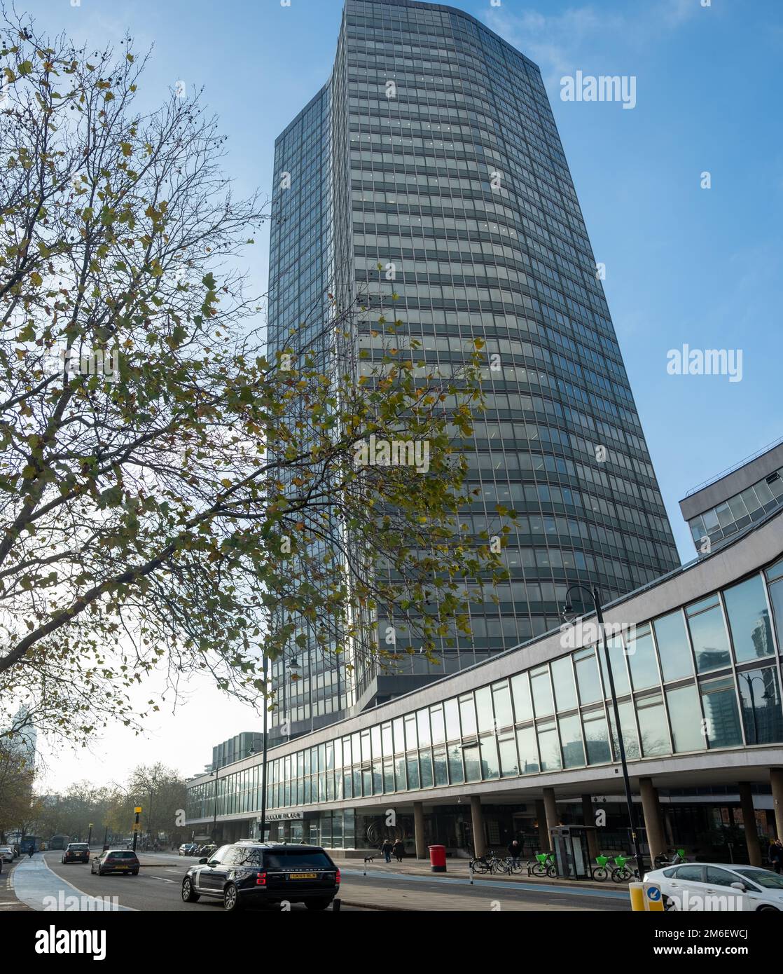 Londres- Noviembre 2022: Millbank Towers- rascacielos en la ciudad de Westminster en Millbank, junto al río Támesis en Londres. Foto de stock