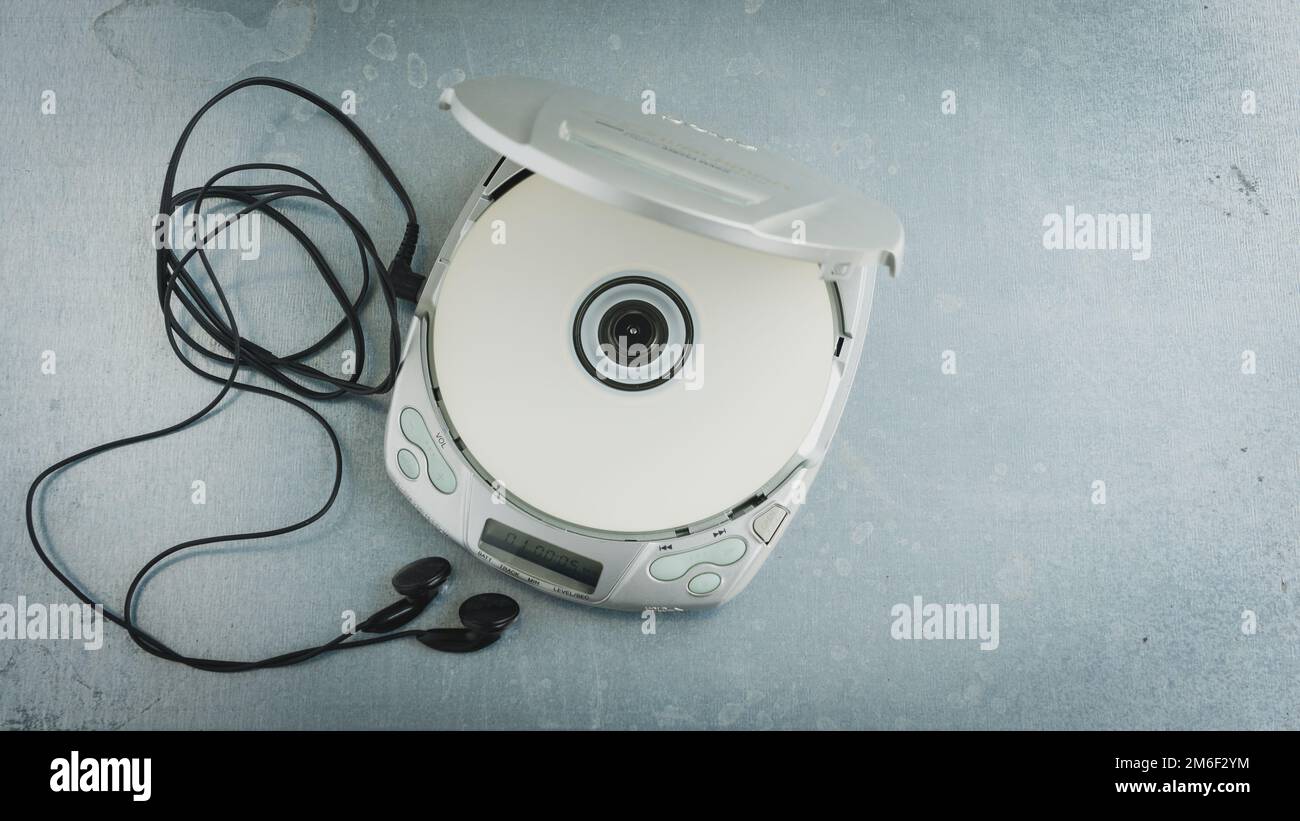 Reproductor de cd portátil retro fotografías e imágenes de alta resolución  - Alamy