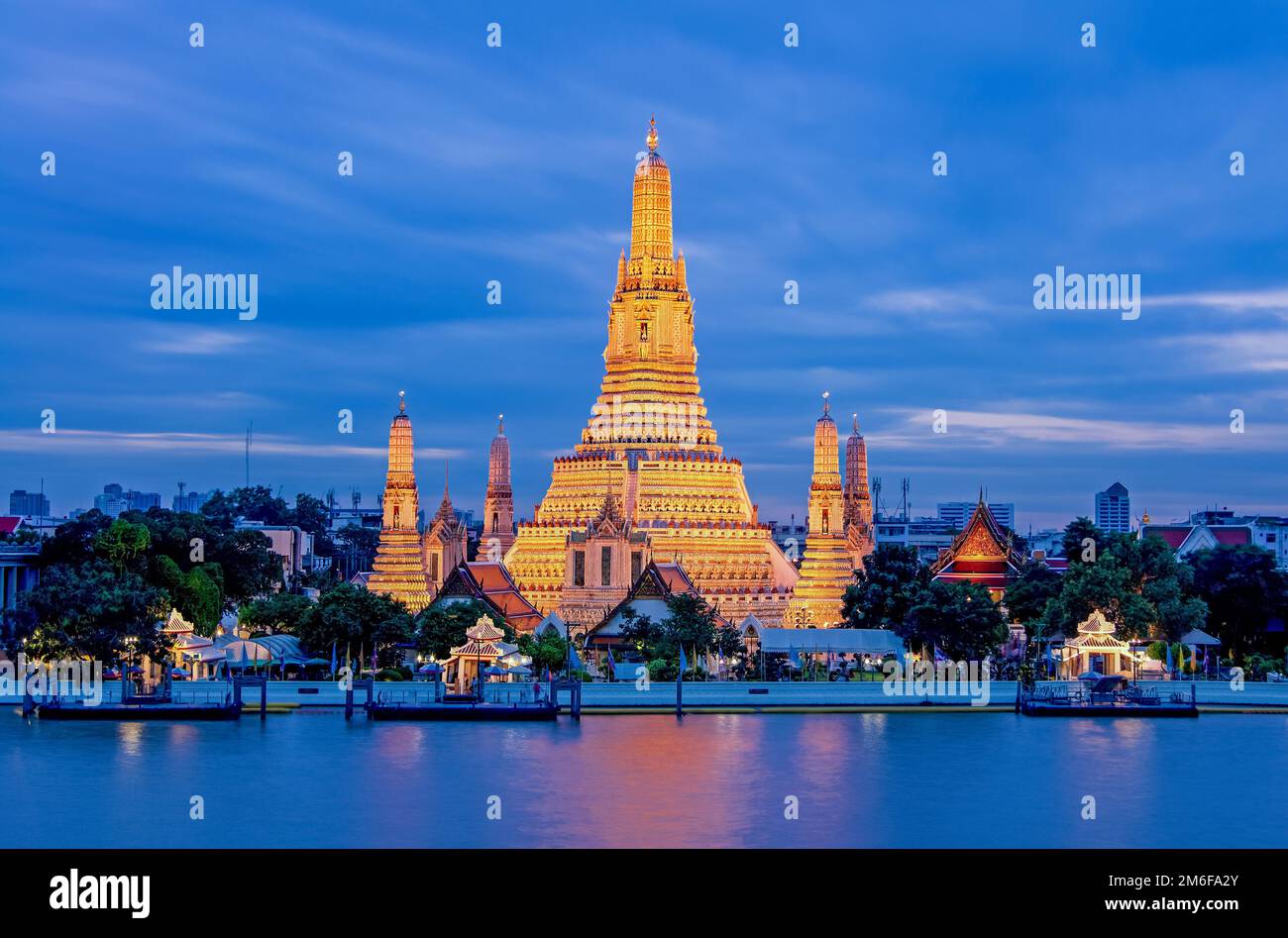 Templo Arun Worawihan situado en el río Chao Phraya, Tailandia. Por la noche la luz ilumina el agua hermosa. Foto de stock