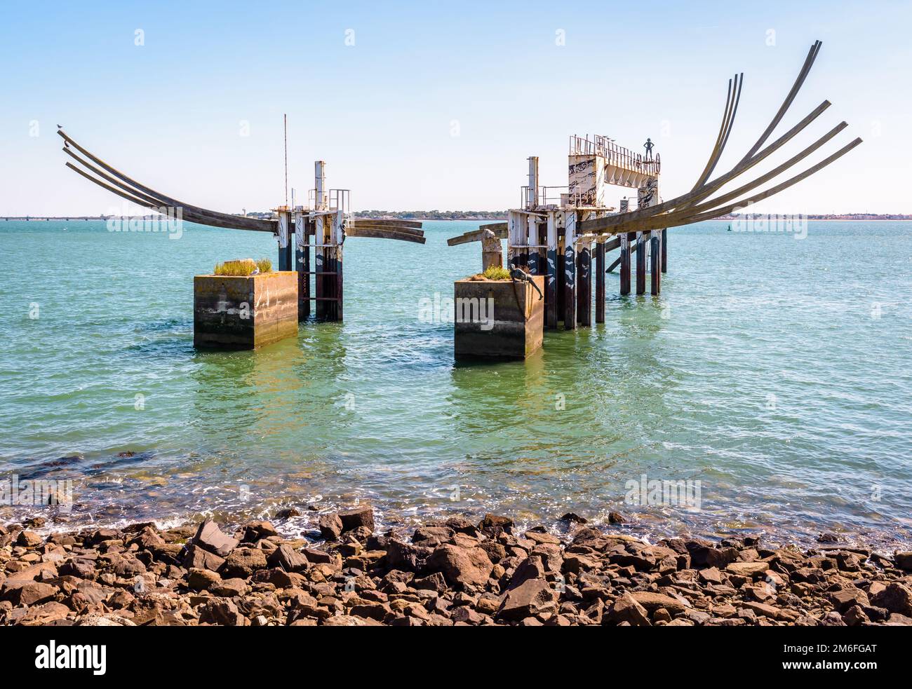 Monumento a la abolición de la esclavitud, del escultor francés Jean-Claude Mayo, en el estuario del río Loira en Saint-Nazaire, Francia. Foto de stock