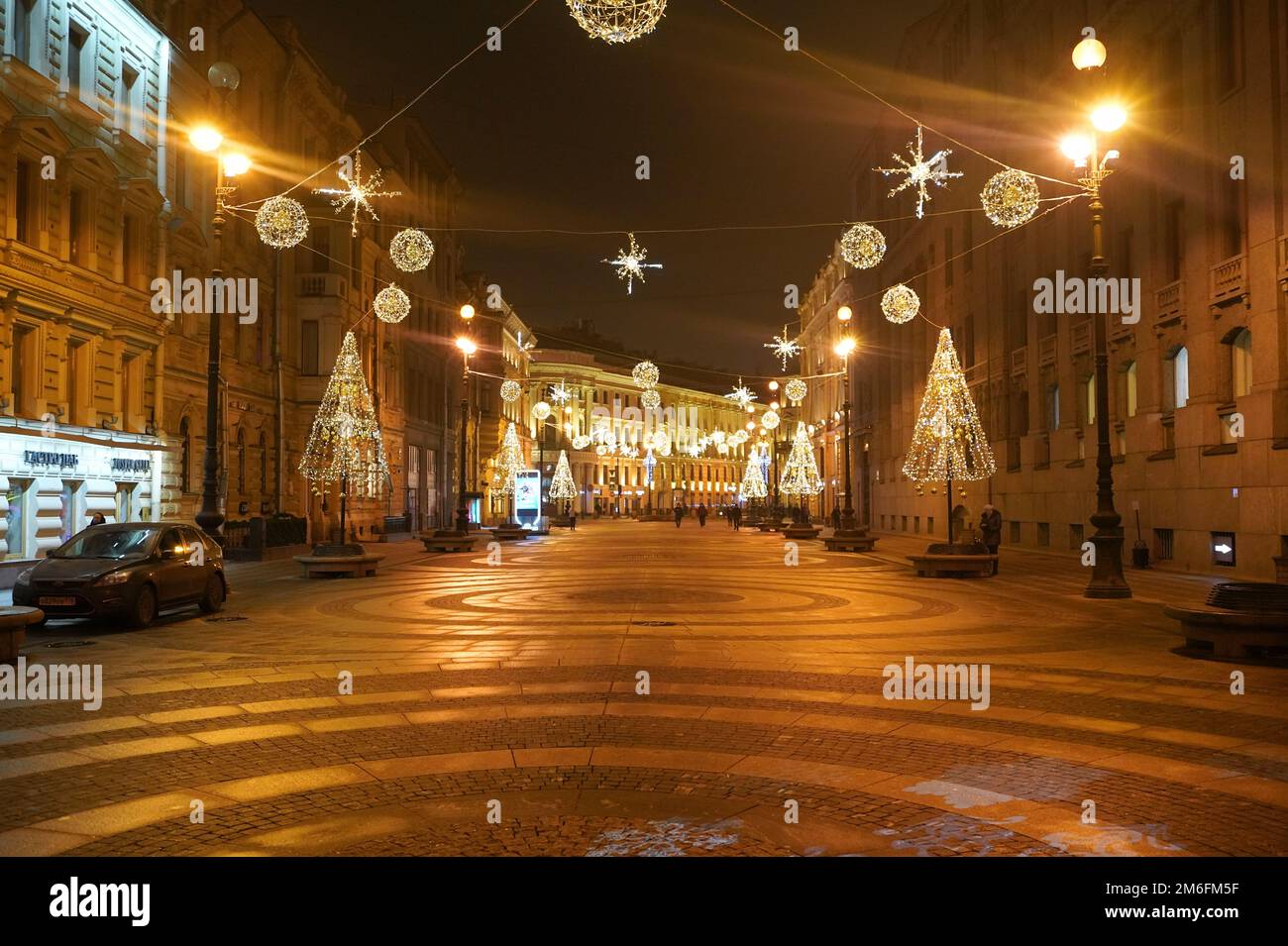 Año Nuevo y decoraciones eléctricas de Navidad de la ciudad Foto de stock