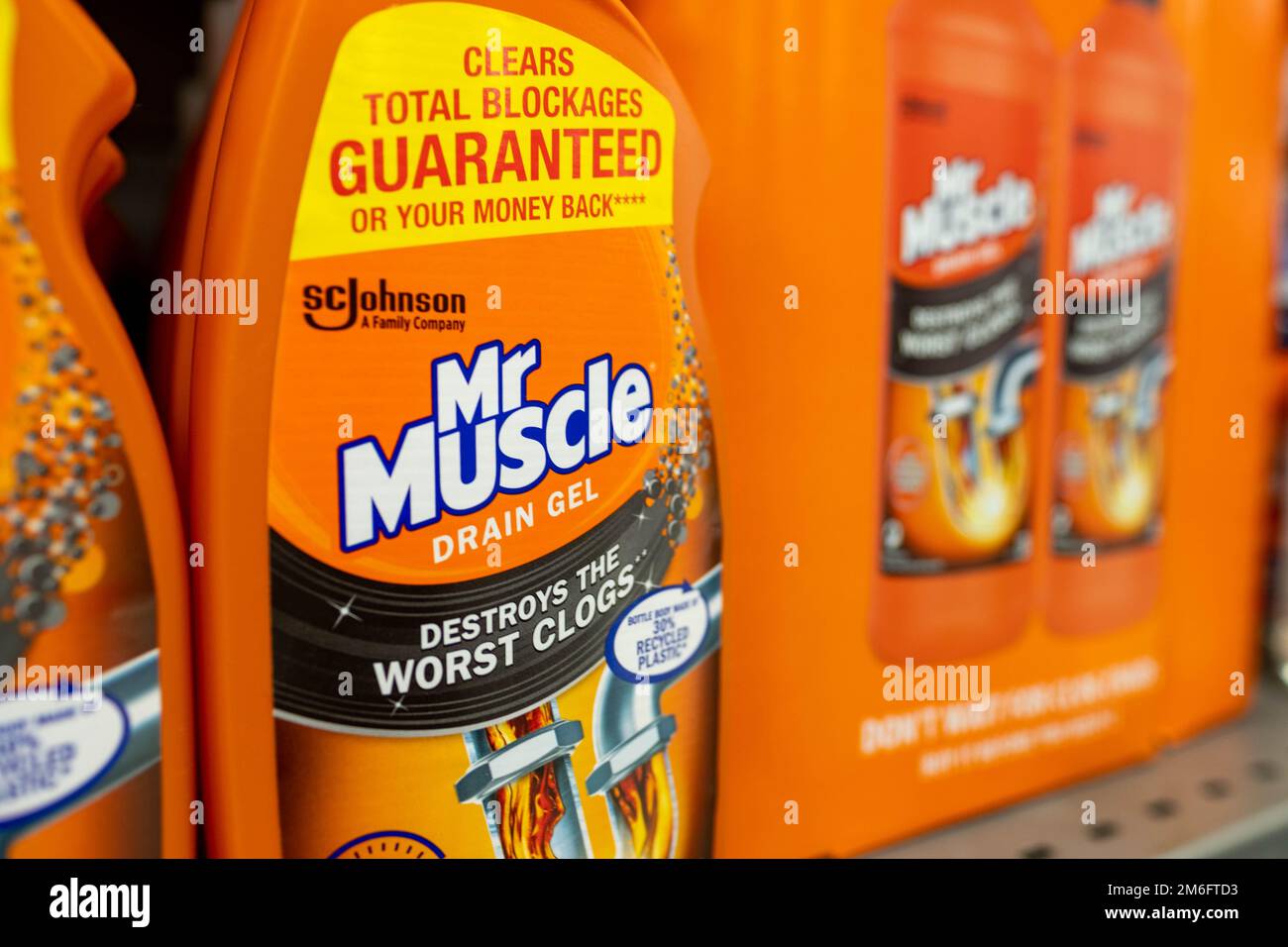 Surrey UK- Diciembre 2022: Productos Mr Muscle en estantería de supermercado- marca británica de limpiadores de superficies duras Foto de stock