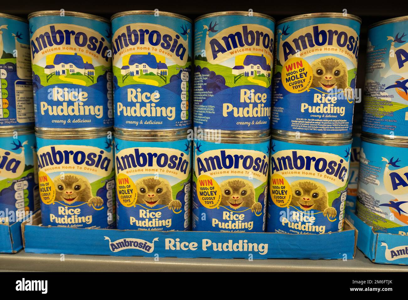 Surrey UK- Diciembre 2022: Ambrosia Rice Pudding latas en el estante del supermercado Foto de stock