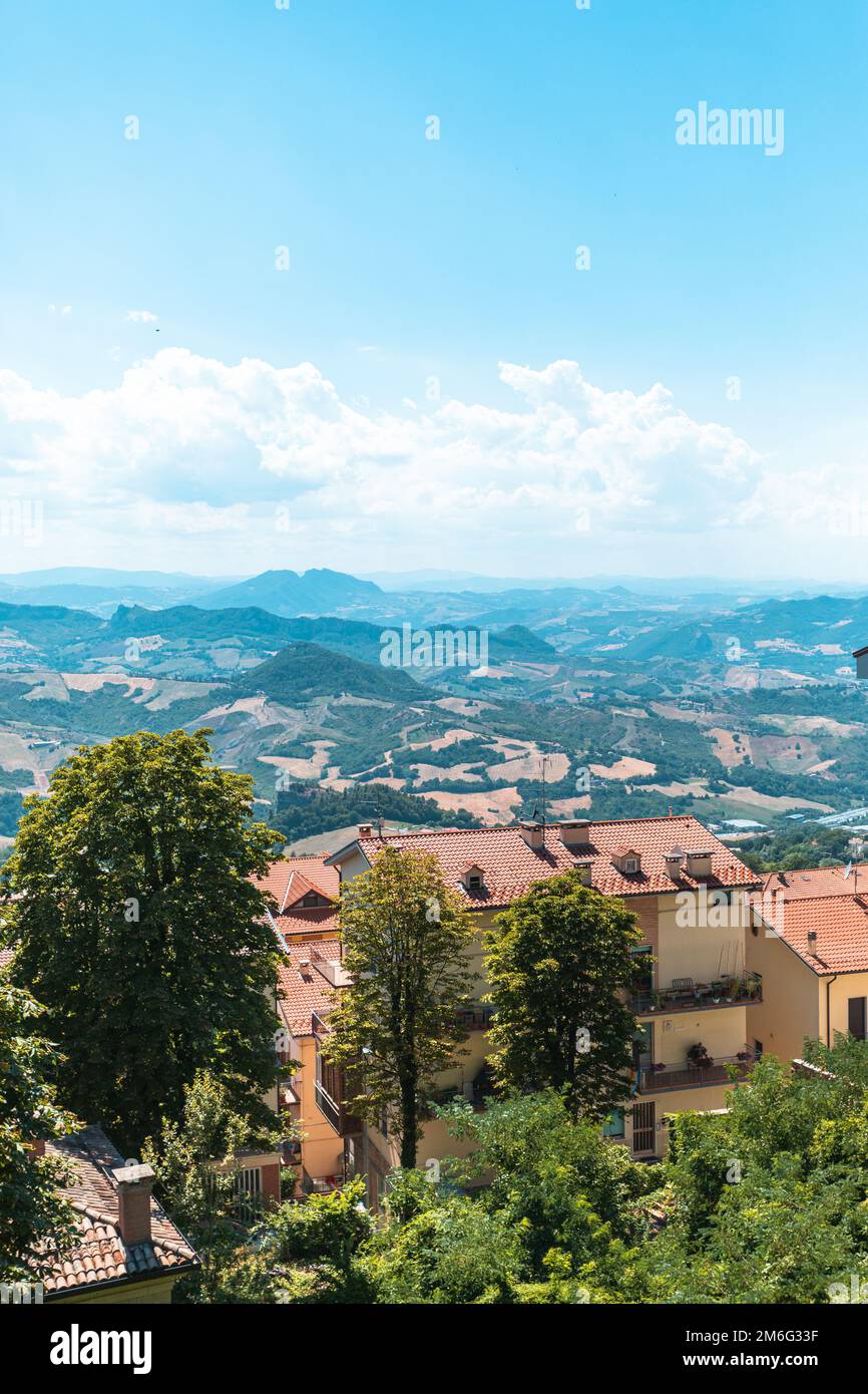 Vista panorámica del valle desde la montaña en la que se encuentra San Marino Foto de stock