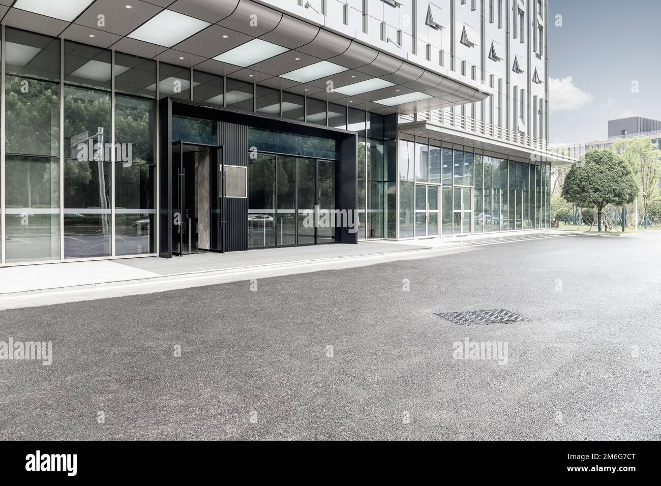 Moderno edificio de oficinas con suelo de asfalto Foto de stock