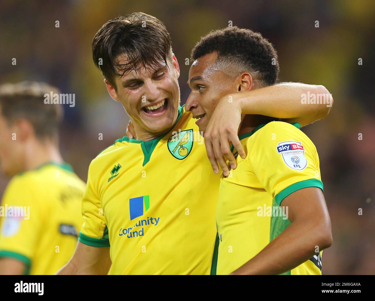 Jacob Murphy de Norwich City celebra con Sergi Canos después de llegar a 4-1- Norwich City v Coventry City, Segunda ronda la Copa de Liga Inglesa Fútbol, Carrow Road,