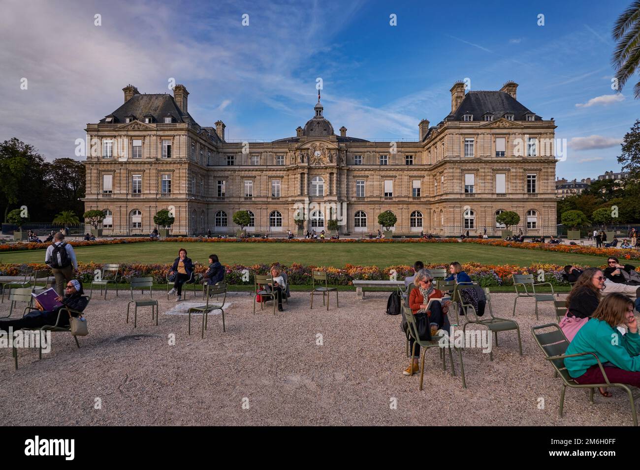 El Palacio de Luxemburgo en el Jardín du Luxembourg o los Jardines de Luxemburgo en París, Francia. El Palacio de Luxemburgo fue construido originalmente Foto de stock