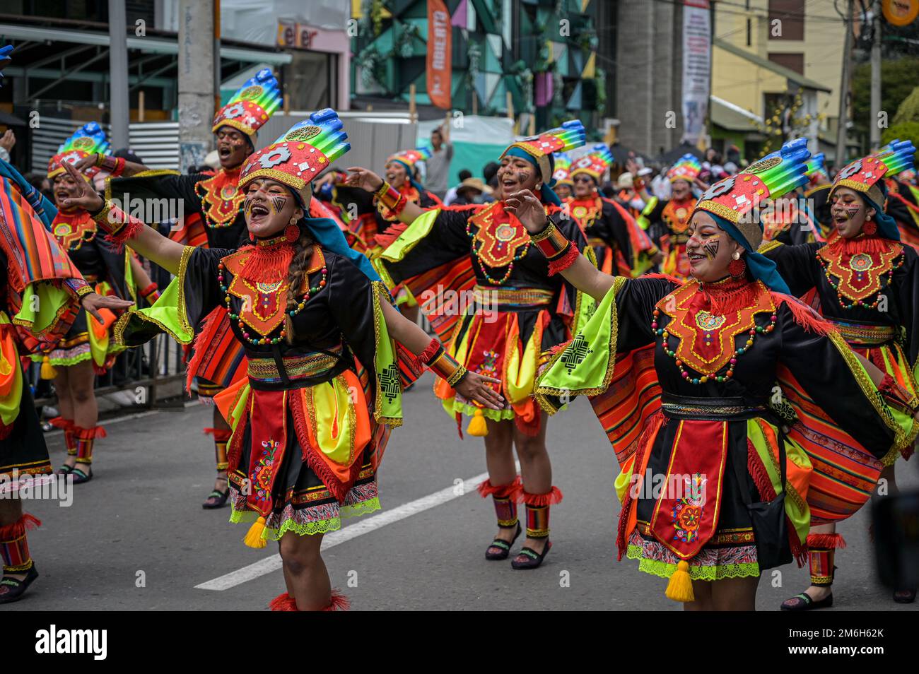 Varios artistas se reúnen en este segundo día de carnaval para realizar la 'Canción a la Tierra' en el Carnaval de Negros y Blancos. Pasto, Nariño, enero Foto de stock