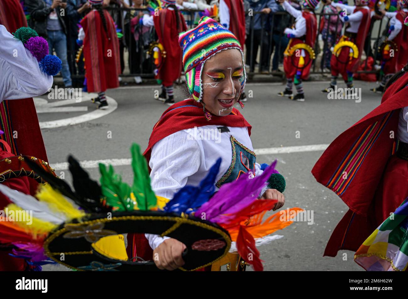 Varios artistas se reúnen en este segundo día de carnaval para realizar la 'Canción a la Tierra' en el Carnaval de Negros y Blancos. Pasto, Nariño, enero Foto de stock