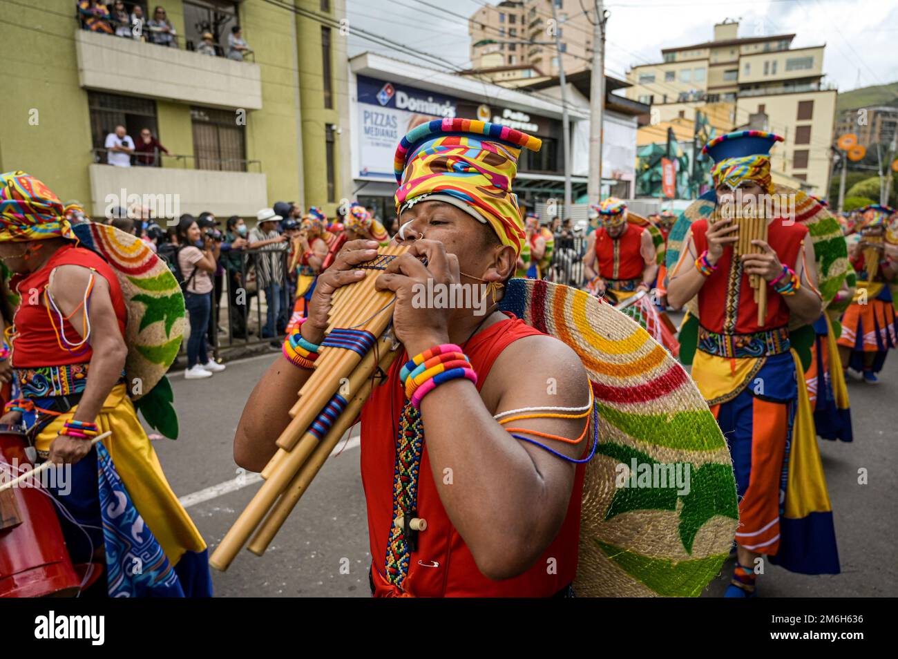 Varios artistas se reúnen en este segundo día de carnaval para realizar la 'Canción a la Tierra' en el Carnaval de Negros y Blancos. Pasto, Nariño, enero Foto de stock