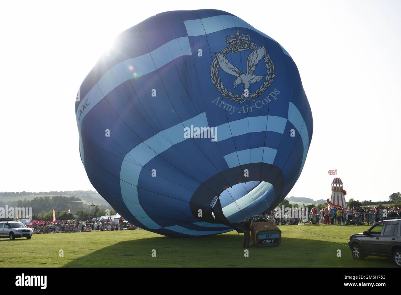 Un globo aerostático de aire caliente del Cuerpo del Ejército se coloca en el Día 2019 de las Fuerzas Armadas, Hudson’s Field, Salisbury, 28 de junio de 2019 Foto de stock