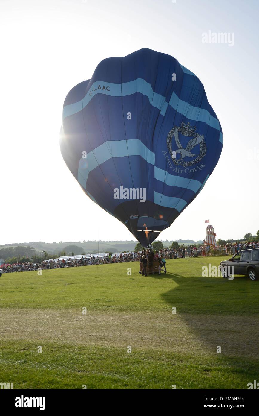 Un globo aerostático de aire caliente del Cuerpo del Ejército se coloca en el Día 2019 de las Fuerzas Armadas, Hudson’s Field, Salisbury, 28 de junio de 2019 Foto de stock