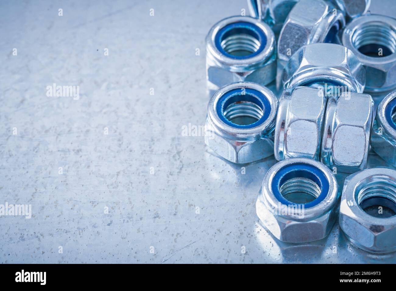 Pasadores metálicos con rosca de tornillo sobre mesa en almacén de luz  Fotografía de stock - Alamy