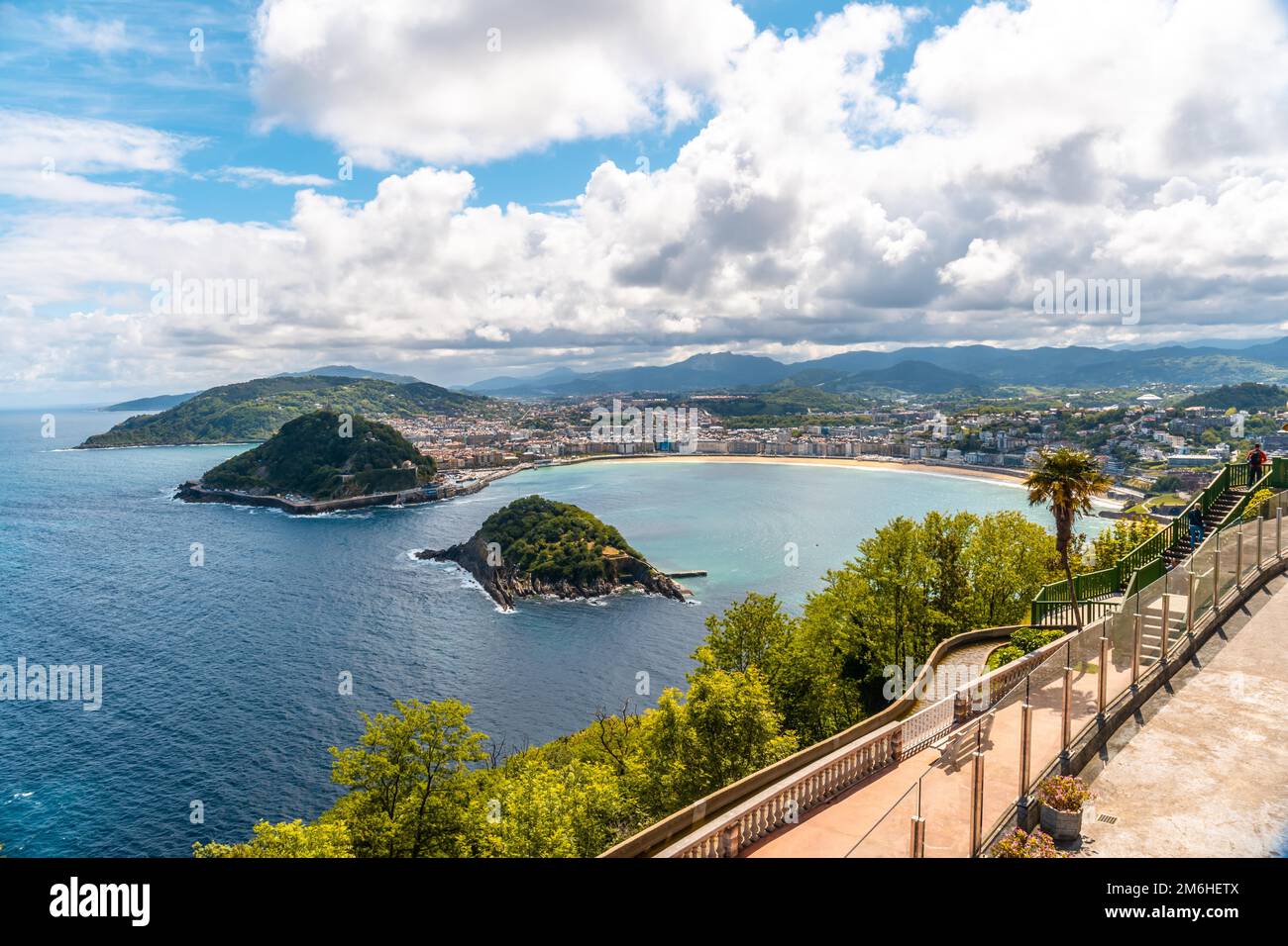 Vistas de la ciudad de San Sebastián y de la isla de Santa Clara desde el monte Igeldo, Gipuzkoa Foto de stock