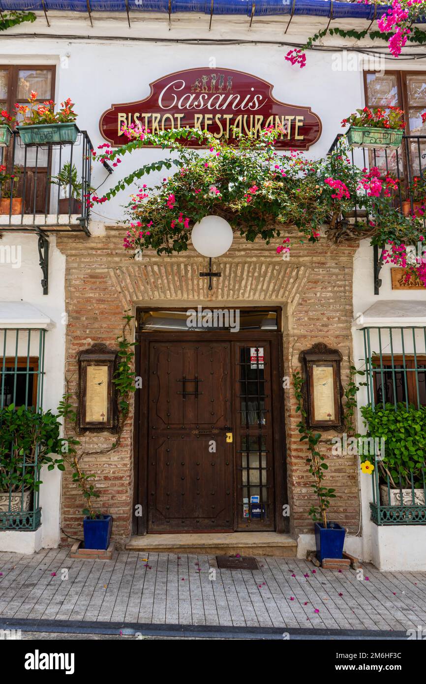 MARBELLA, ESPAÑA - 11 DE SEPTIEMBRE de 2022: Caminata por las calles blancas de Marbella, España, el 11 de septiembre de 2022 Foto de stock