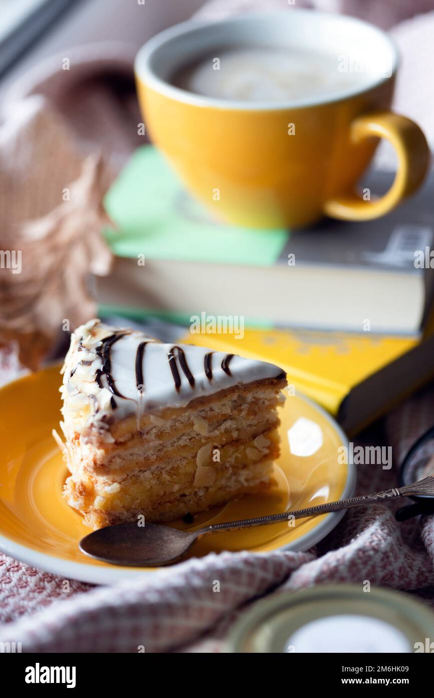 todavía vida - pastel y taza amarilla con café Foto de stock