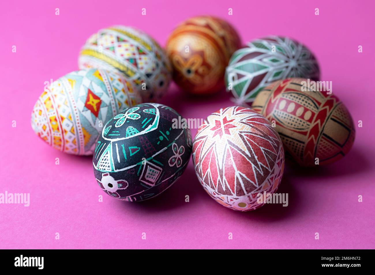 tarjeta de pascua feliz. Hermoso huevo de Pascua Pysanka hecho a mano sobre un fondo rosa Foto de stock