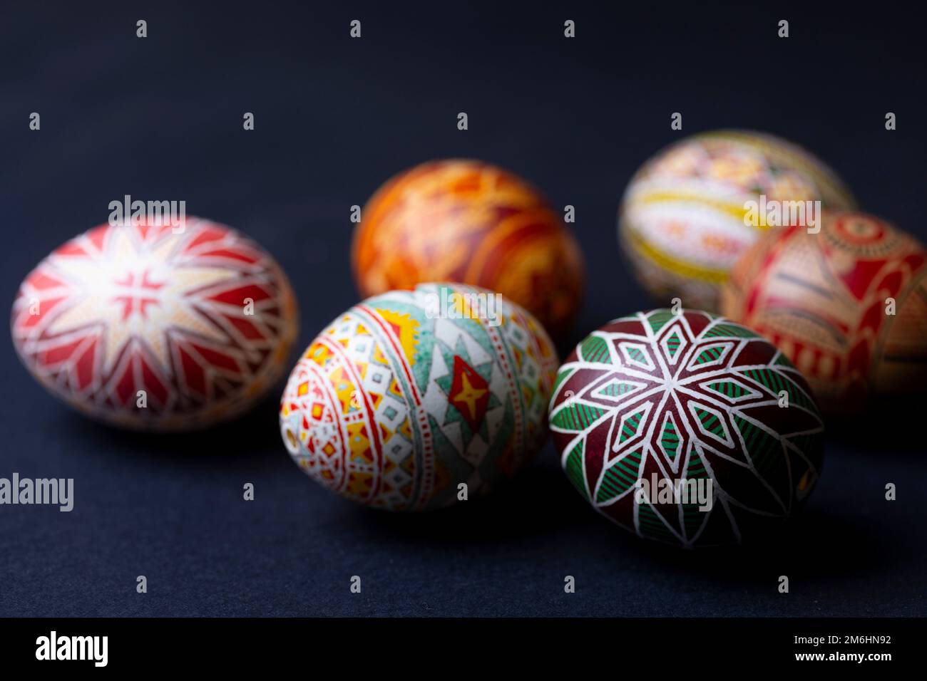 tarjeta de pascua feliz. Hermoso huevo de Pascua Pysanka hecho a mano sobre un fondo negro Foto de stock